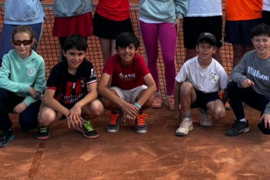 ÉXITO Y DIVERSIÓN EN EL VIAJE DE LA ESCUELA DE TENIS A ALICANTE