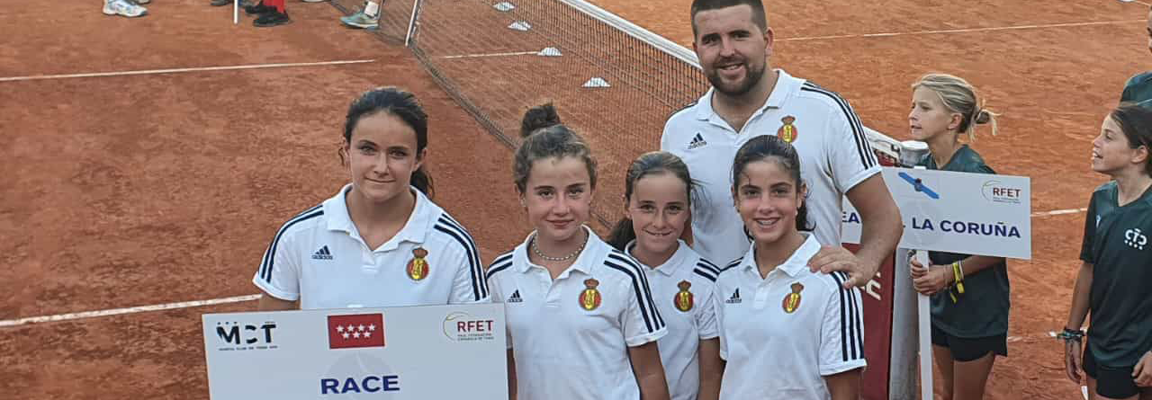 El equipo alevín femenino de tenis del RACE, en el Campeonato de España