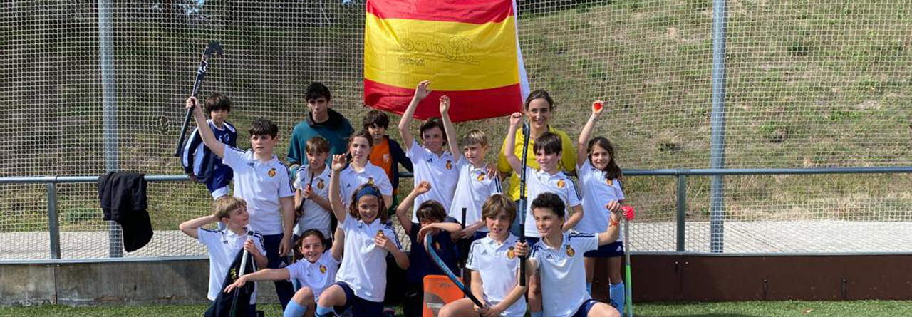 Inmejorable ambiente en las finales de liga de los equipos de hockey Benjamín Azul y Alevín Femenino