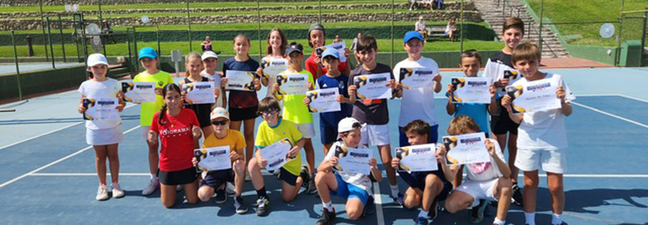 La escuela de tenis continúa con la celebración de los torneos de final de temporada