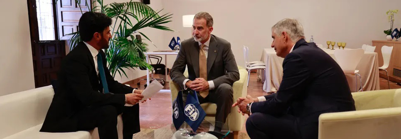 El Rey Felipe VI recibe a Carmelo Sanz en la Conferencia Anual de la FIA, organizada por el RACE