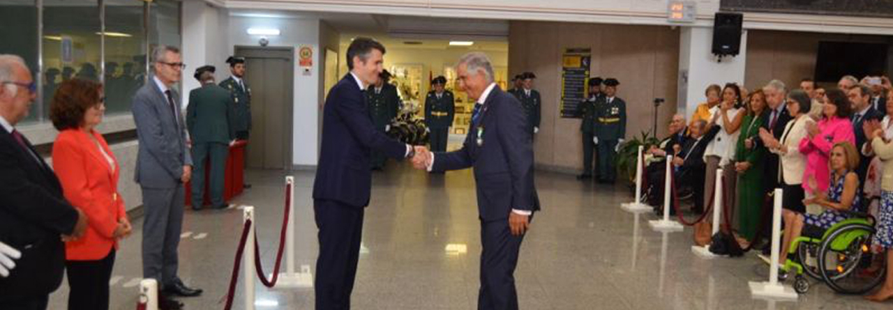 El presidente del RACE recibe la medalla de la Orden del Mérito de la Guardia Civil