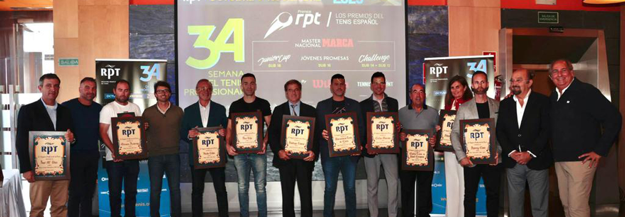 El director de la Escuela de Tenis del RACE, Carlos Marcote, distinguido por el Registro Profesional de Tenis