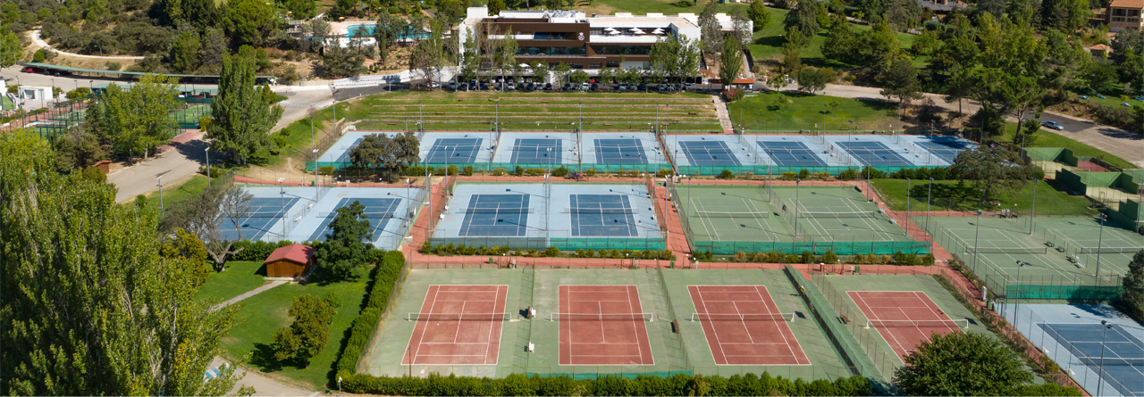 Labores de mantenimiento en las pistas 11 y 12 de tenis