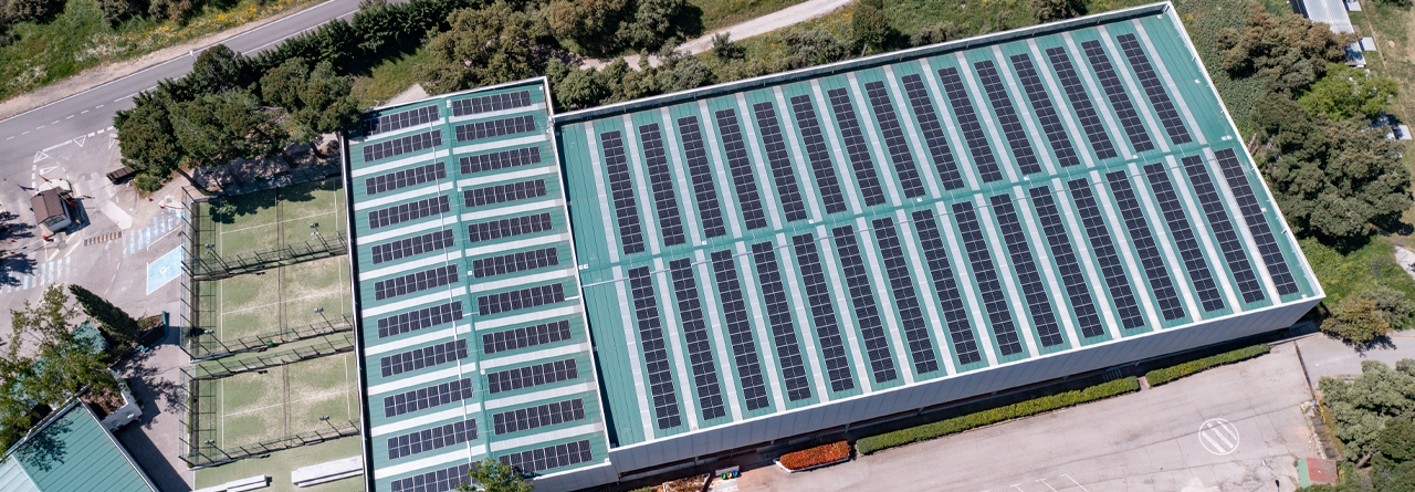 El RACE instala 823 paneles solares fotovoltaicos en el Complejo Deportivo