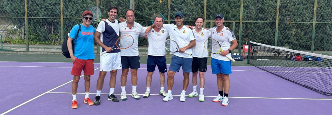 Los equipos de tenis de veteranos de +55 y +35 ganan sus encuentros y sellan la permanencia