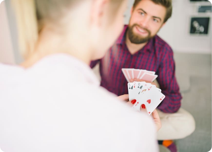 Socios jugando a las cartas