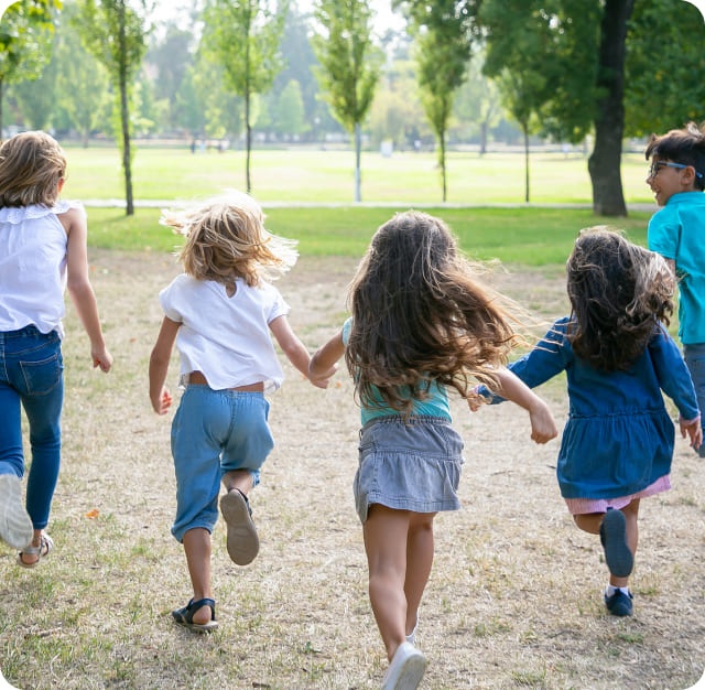 Niños corriendo