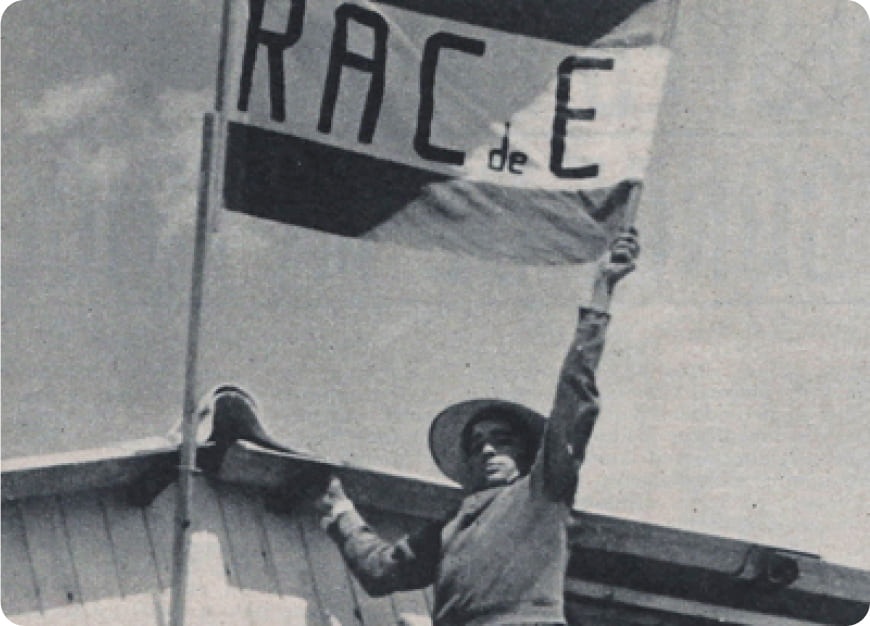 Foto antigua con bandera RACE