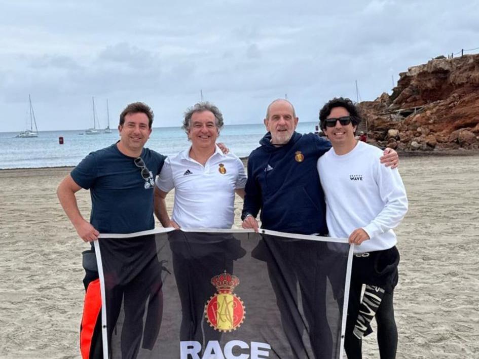 El equipo de natación del RACE participa en la Copa Marnaton 2026 en Formentera