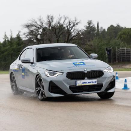 Curso de conducción en pista deslizante