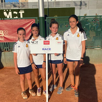 El equipo alevín femenino de tenis del RACE, en el Campeonato de España