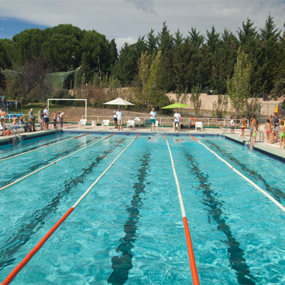Alrededor de cien socios participan en la competición de natación Fin de Verano 2023